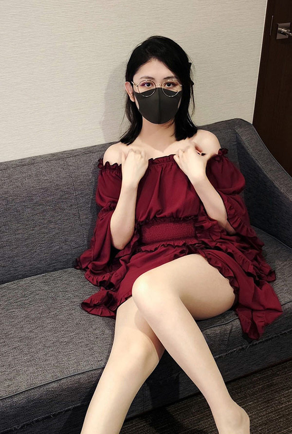 福利姬Naimi奶咪奶味小咪 暗红色连衣裙