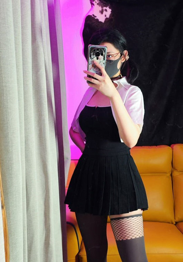 福利姬Naimi奶咪奶味小咪 黑丝白丝JK制服