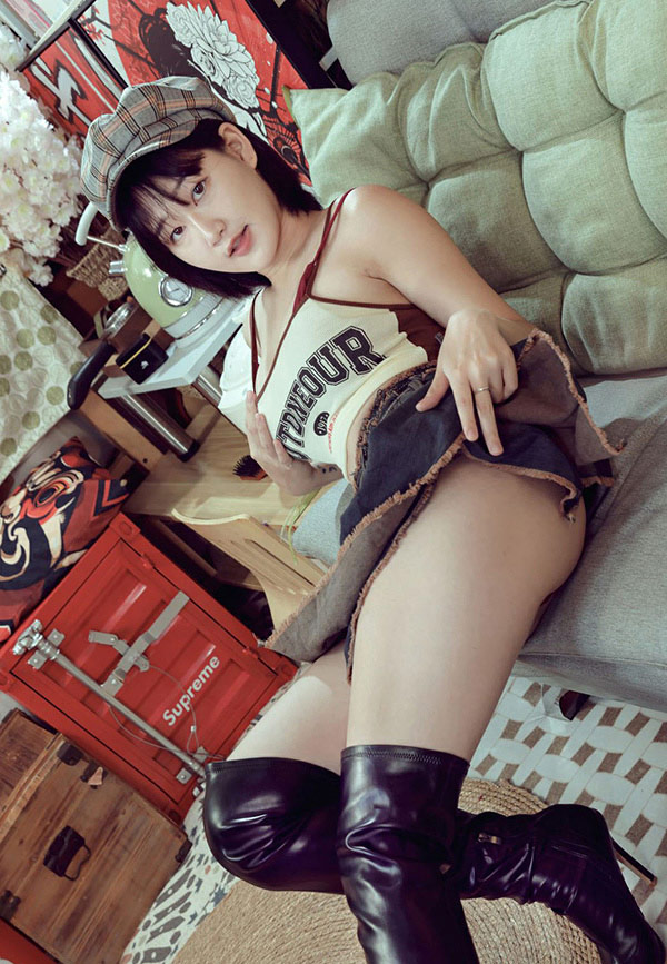 贝雷帽美女乔安牛仔JK超粉人体写真