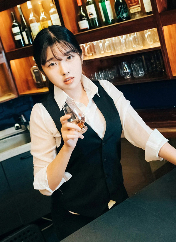 吧台里的SonSon白衬衫黑丝人体福利图