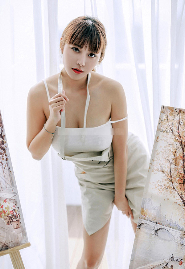 吊带小背心+围裙的榨精画家巨乳乐乐