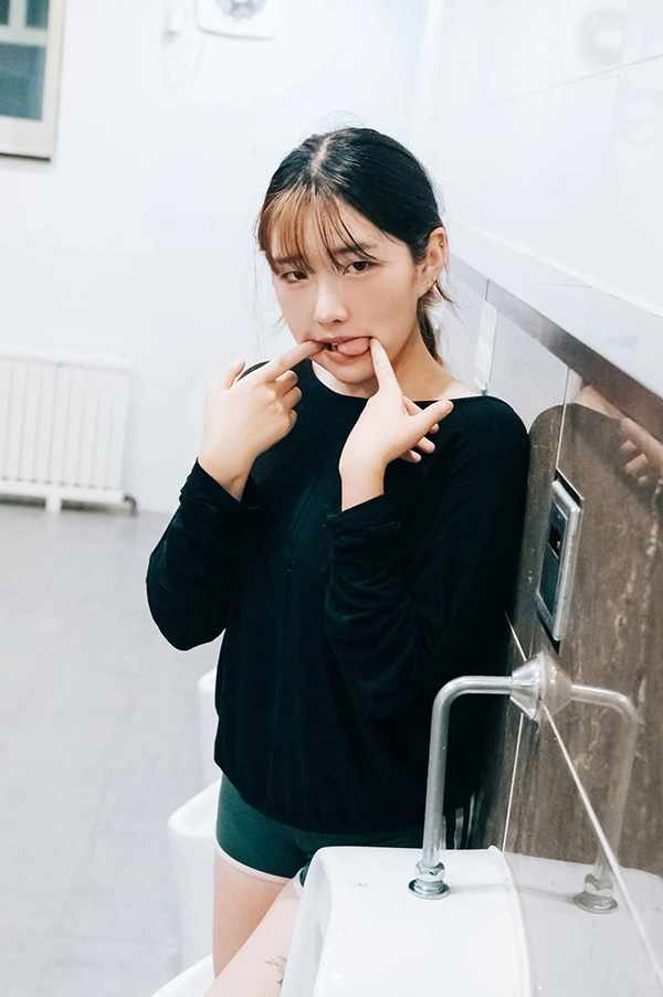 妹子SonSon卫生间里玉女变欲女眼神勾魂