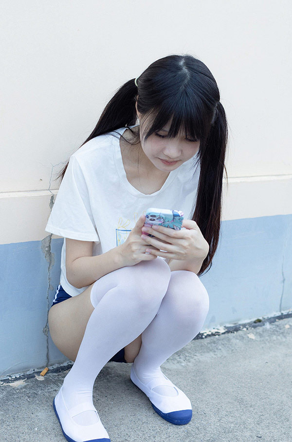 少女秩序定制天台上的贫乳双马尾少女