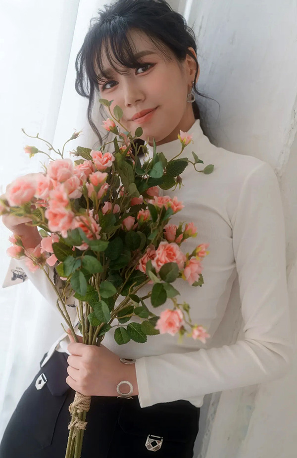 身材修长的Nara小姐清新白衣肉丝尺度图集2