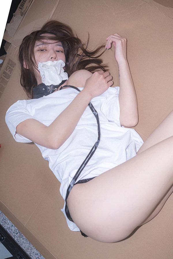 极品女神Yeha被束成楼梯间里的饥饿美女