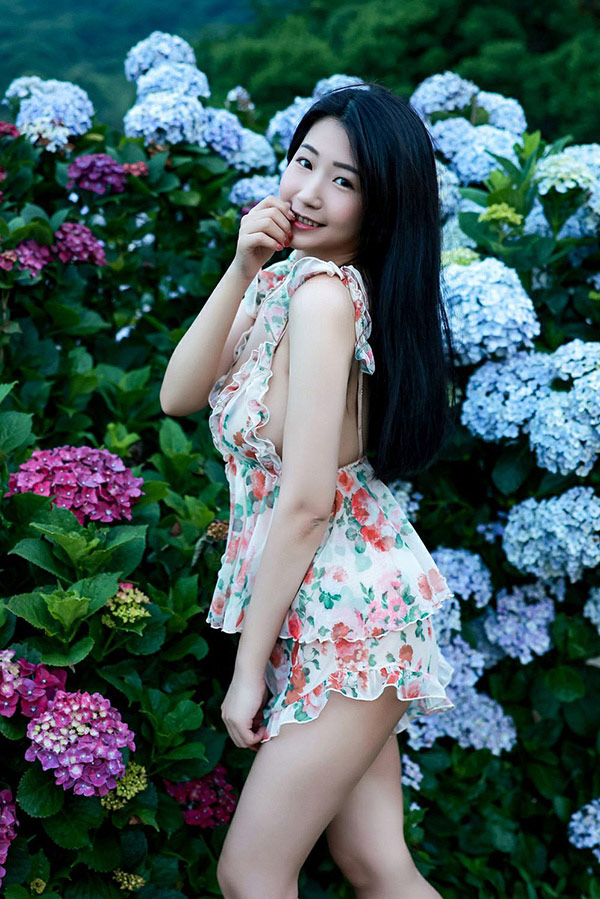 小美女肉包万花丛中纯情+风情万种两不误