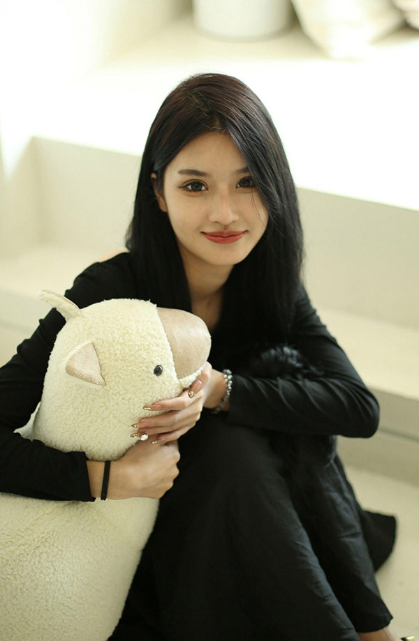 艺校清纯女生可弥酒店里黑长裙下的人体