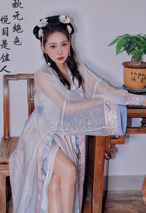 极品小芸逗仿生姬昆娜的人体美图2