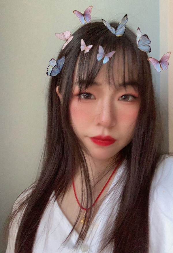 刚毕业的大学女生居家自拍尺度视图