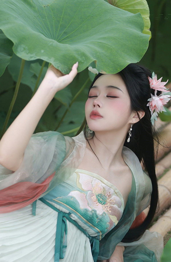 极品福利姬鲨人事件@cpdd34d无圣光唯美视图