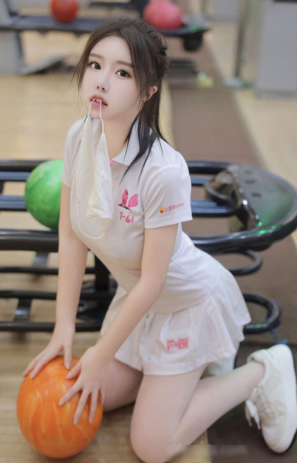 秀人女神小薯条nienie保龄球馆的露出