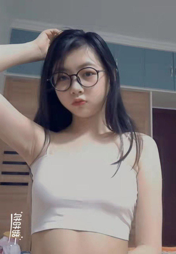 粉嫩眼镜艺校小学妹自拍尺度视图