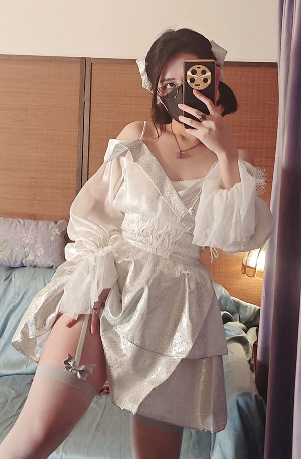 福利姬Naimi奶咪奶味小咪 吊带+黑丝肛塞