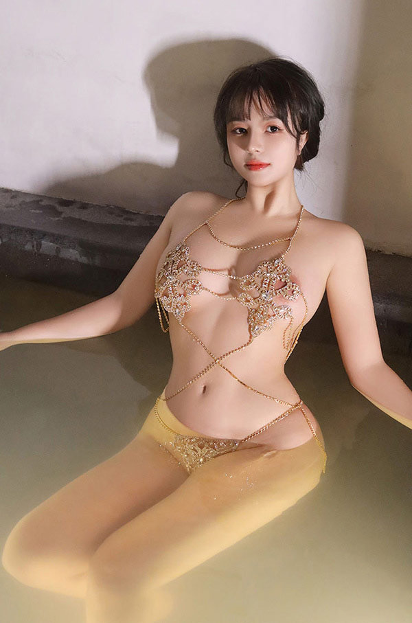 秀人女神沈思怡 温泉金丝缕衣无圣光美图