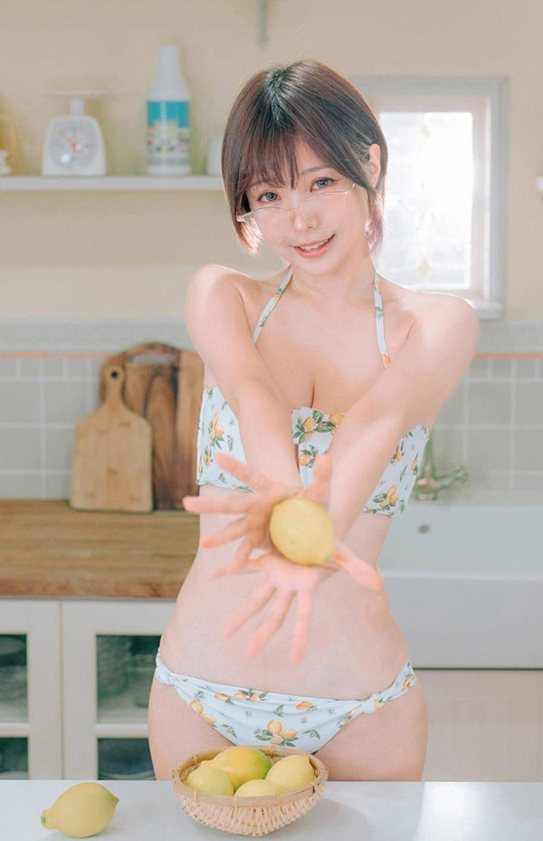 网红美女ElyEE子小清新比基尼厨房写真