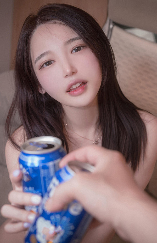 漂亮小姐姐Yeha露营车上的情事3