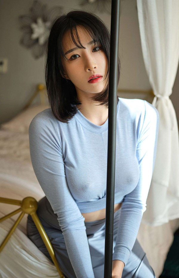 温柔可爱的吉他小姐姐居家写真两点激凸