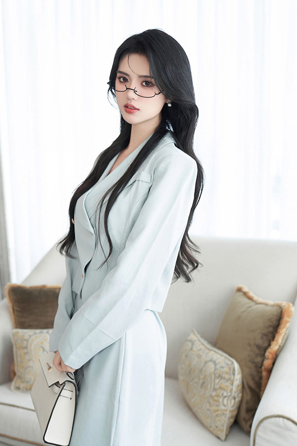 秀人女神浅浅Danny浴室紫色蕾丝私购流出