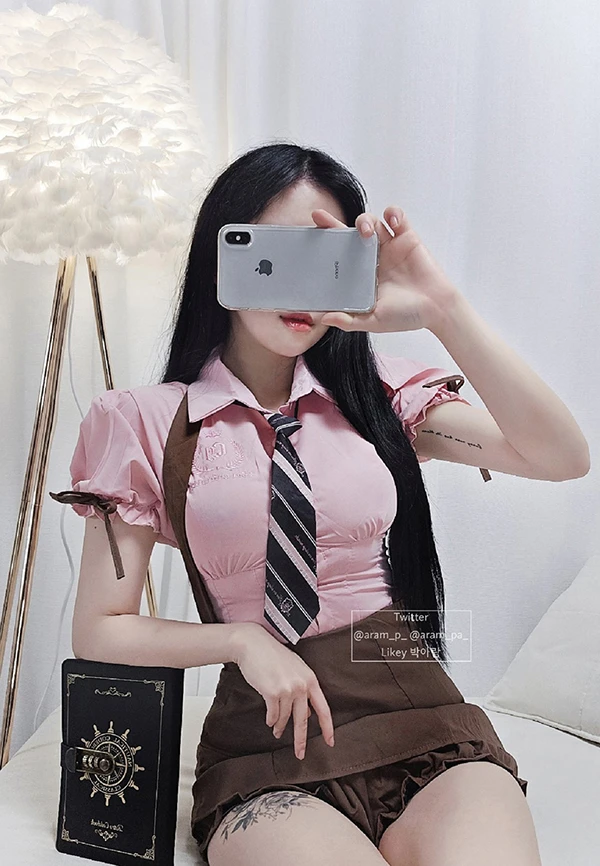 高颜值模特Aram制服新作手艺活口活反差感十足2