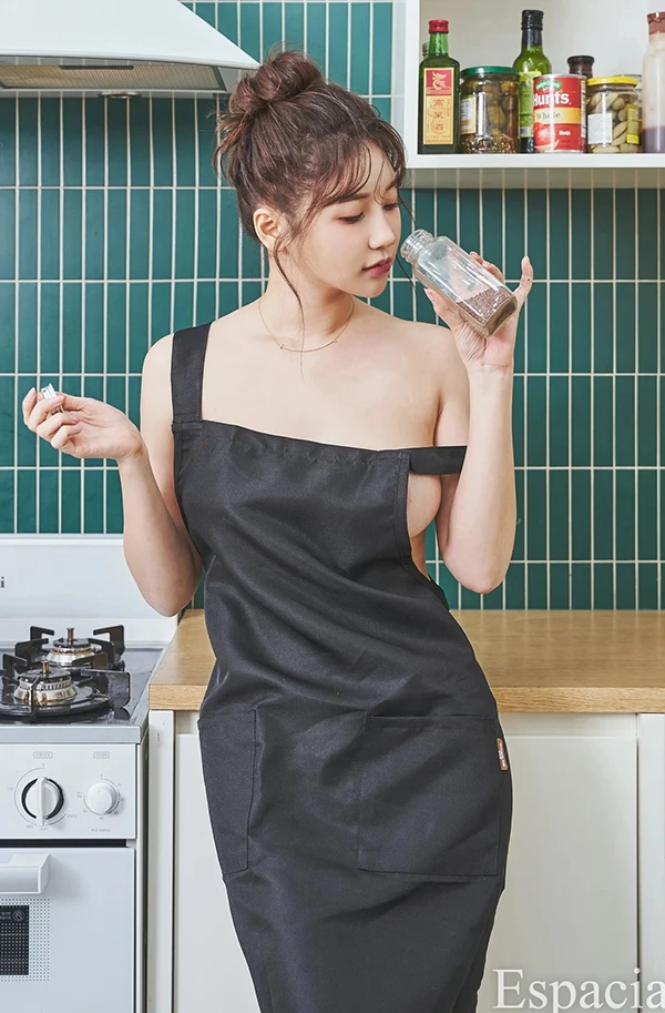 厨房里的美娇娘K.D.L围裙香蕉上演人妻诱惑