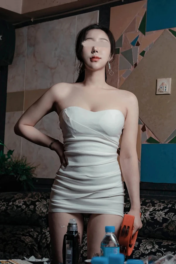 美女Cony白色抹胸短裙肉丝KTV里诱惑写真