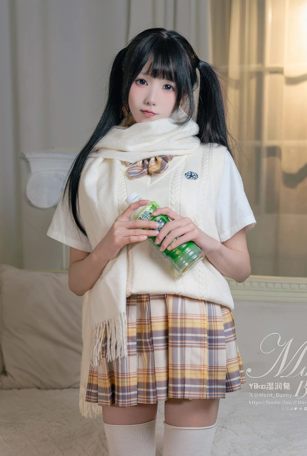 Yiko湿润兔咬一口兔娘  冬日邂逅格仔JK