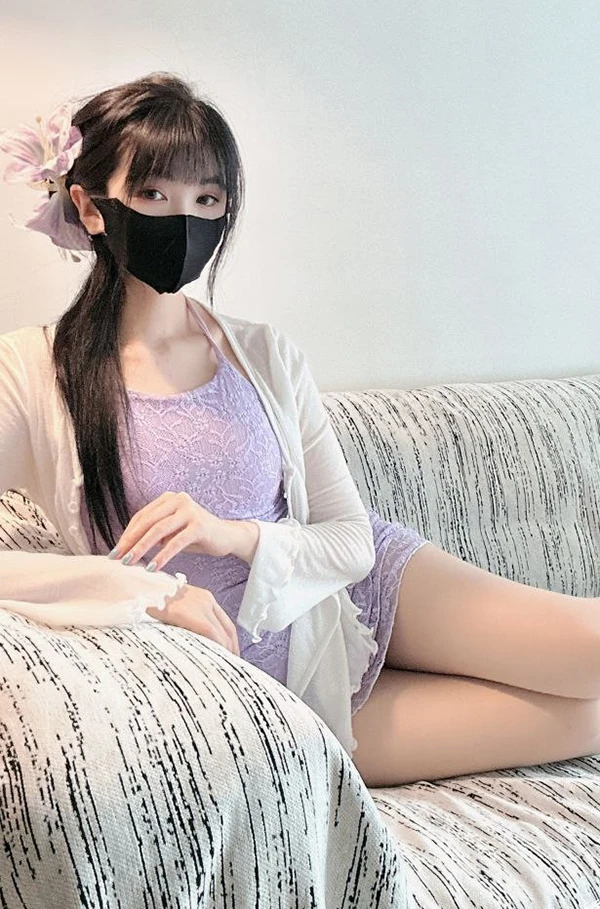 高颜值美女@懒懒猪+@折耳根私拍尺度粉嫩图