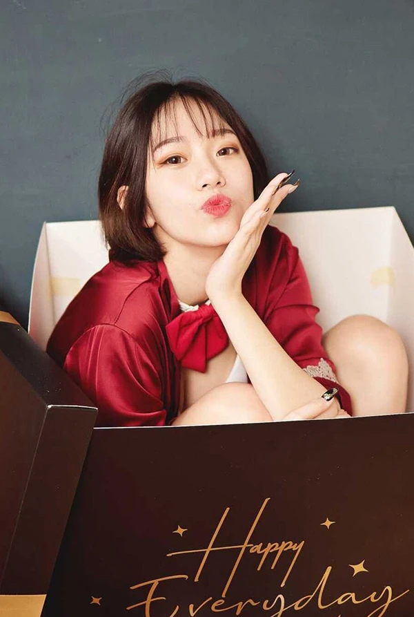 火辣美女Verna我的礼物女友大红蝴蝶结无圣光美图