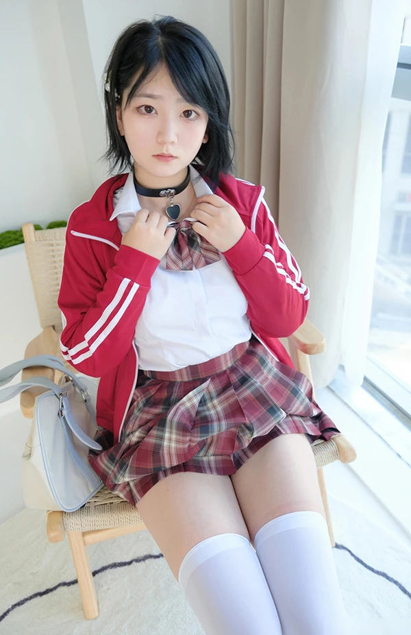 极品粉嫩甜心林书辞 格仔裙JK嫩B好想咬一口